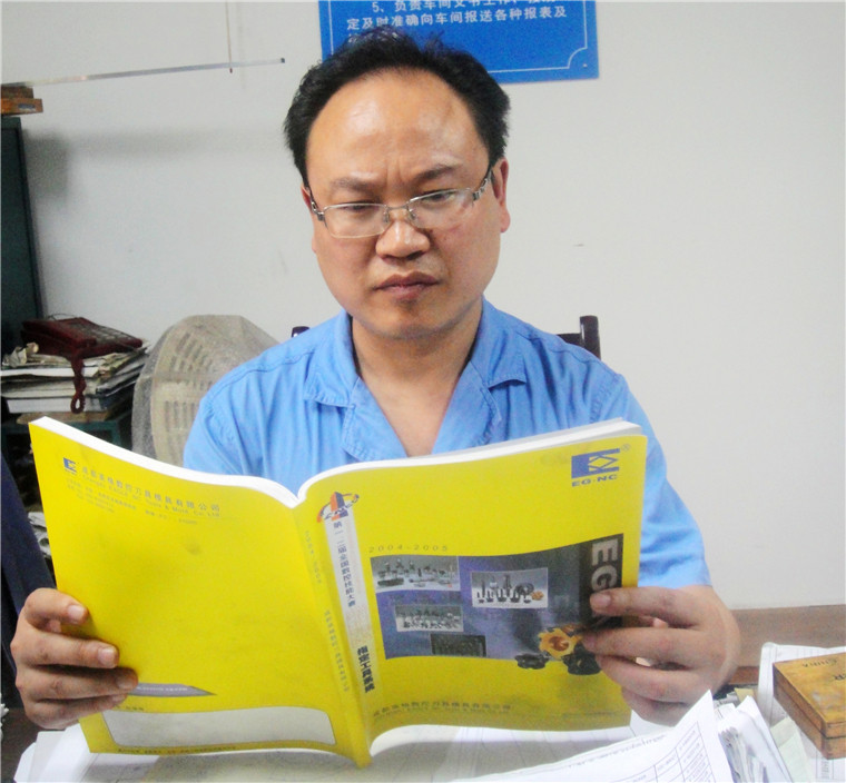 飛球公司吳林在認(rèn)真學(xué)習(xí)