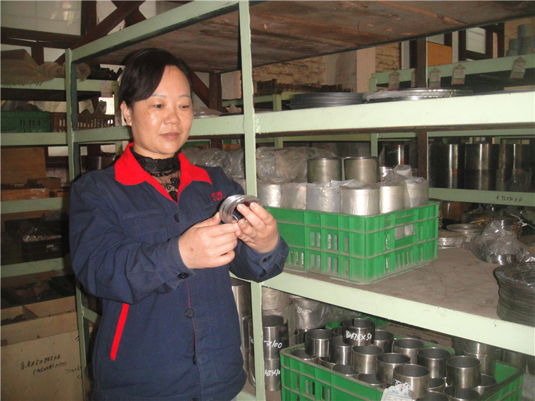 呂艷在檢查零件