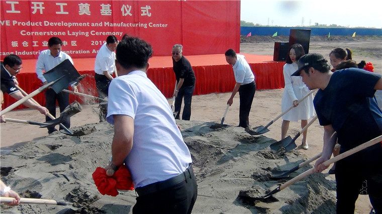 領(lǐng)導(dǎo)和嘉賓培土